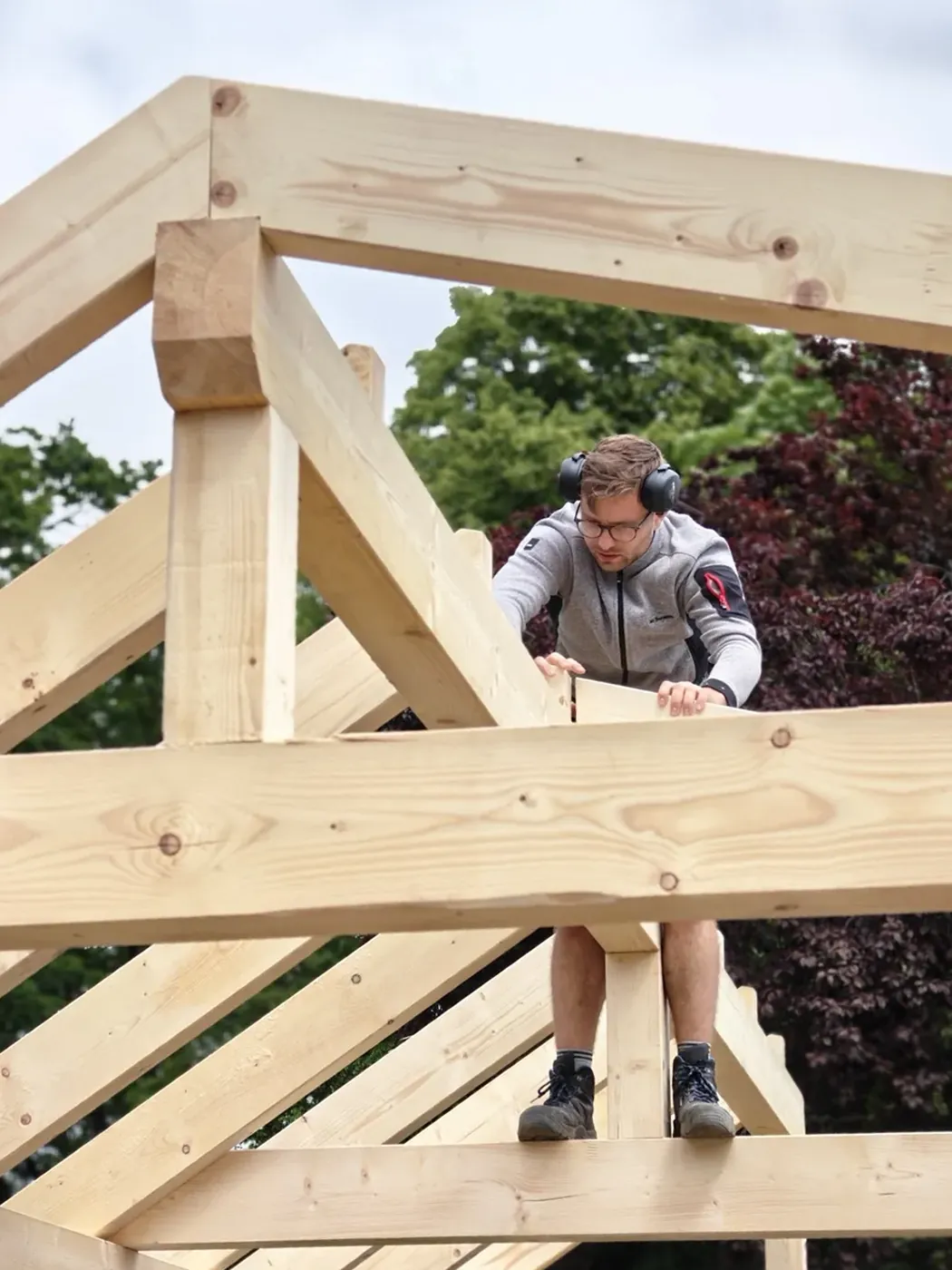 Sparrenkonstruktion eines Holz-Carports in Hamburg, Pfostenanschluss detail