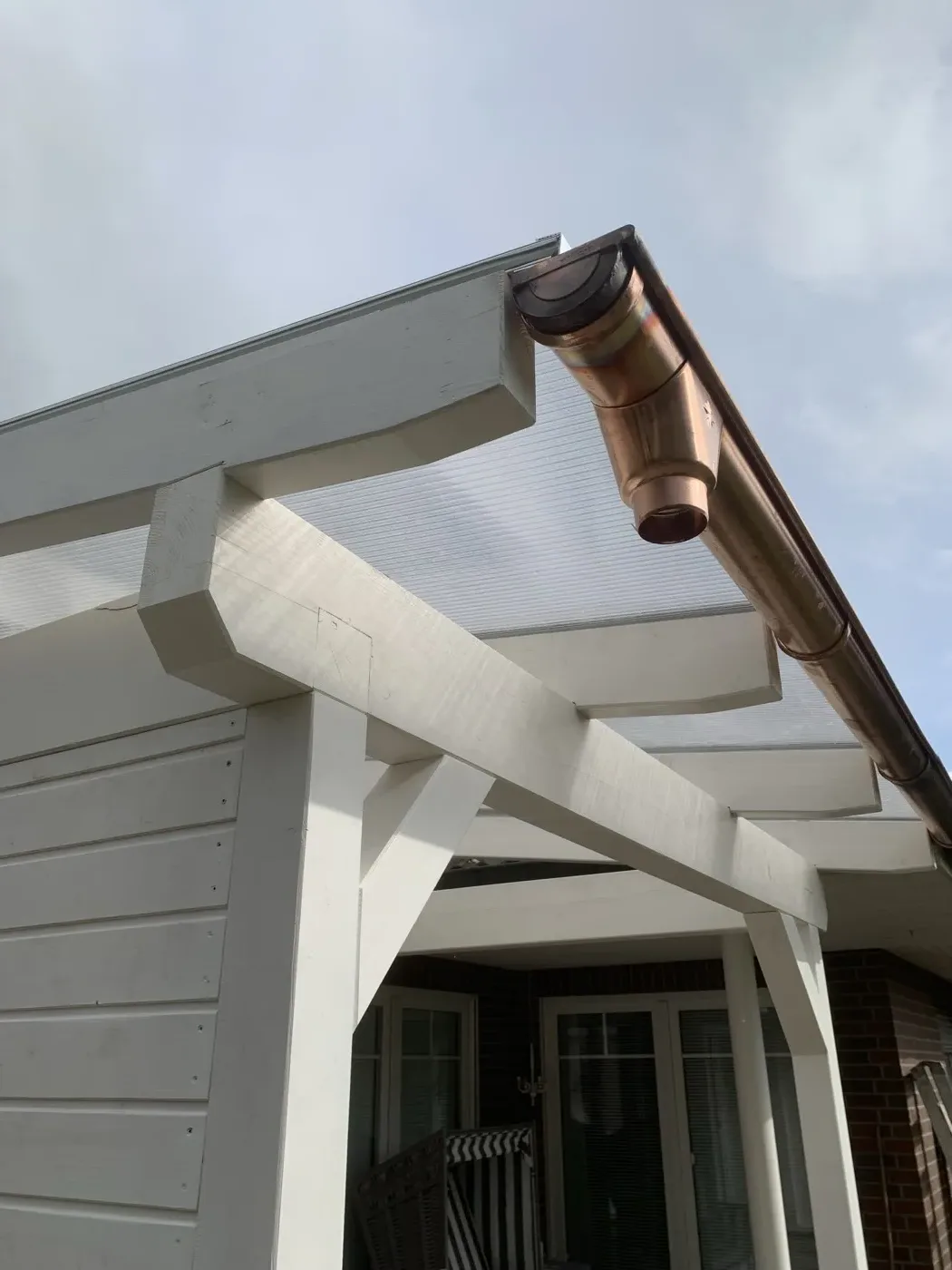 Carport-Dachdetail mit Kupferrinne, Holzkonstruktion Hamburg Zimmerei