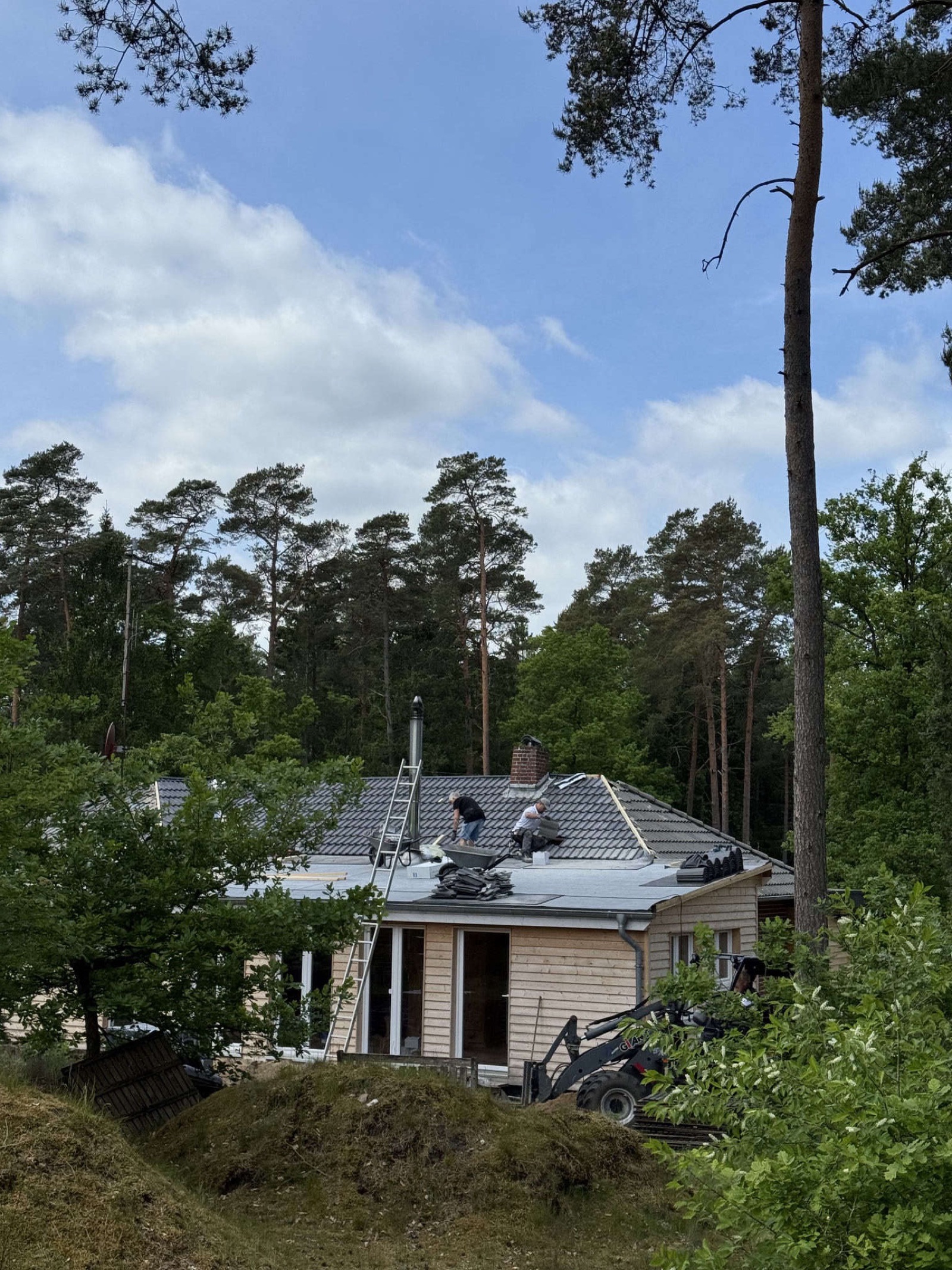 Neueindeckung eines Wohnhauses mitten im Wald