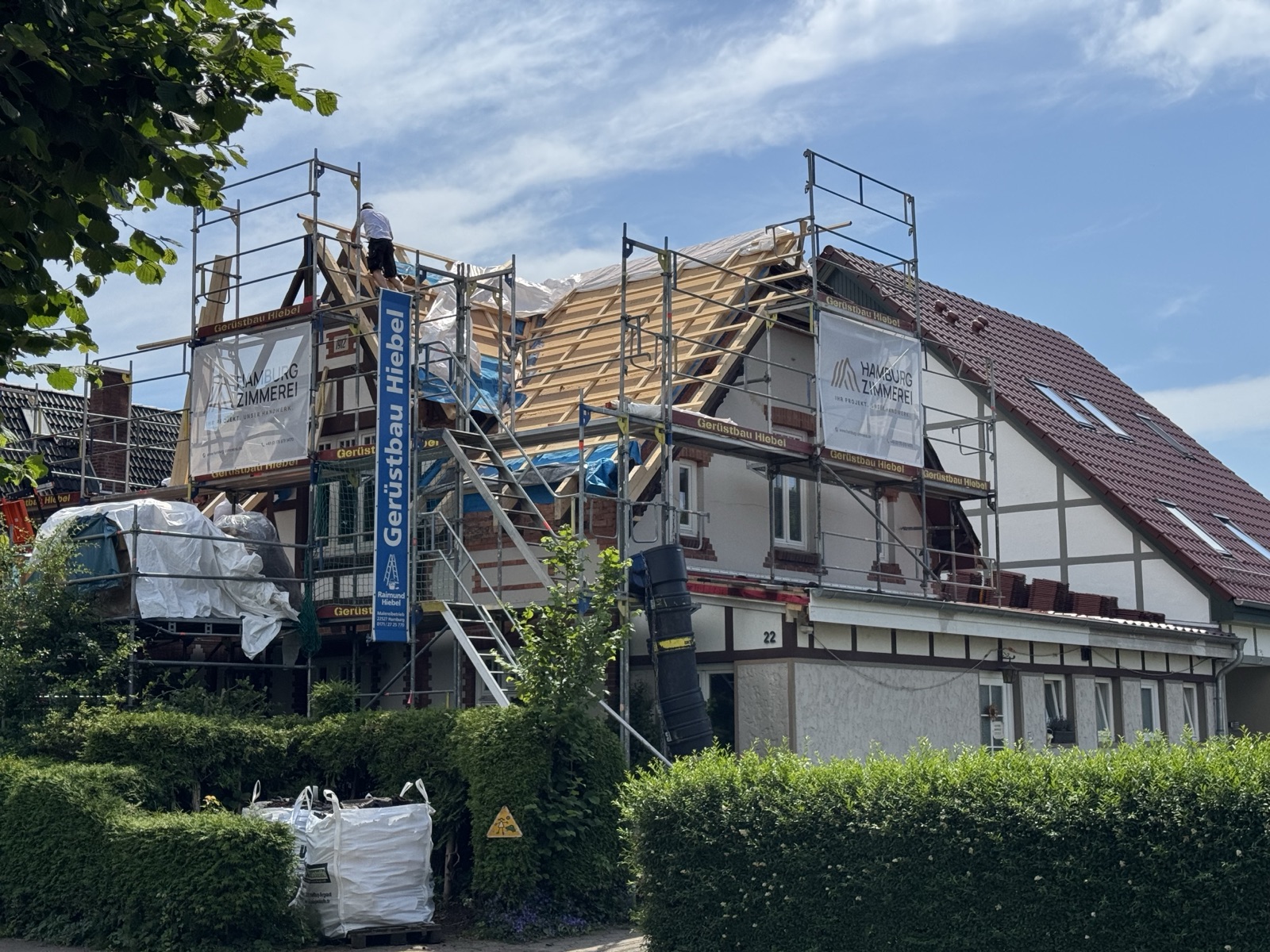 Dachsanierung in Hamburg: Blick auf ein saniertes Steildach mit neuer Eindeckung, Hamburg Zimmerei