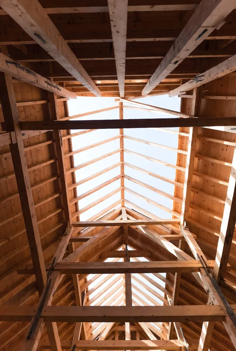 Holztragwerk von innen mit Sparren und Verbindungen, Tragwerksplanung Hamburg