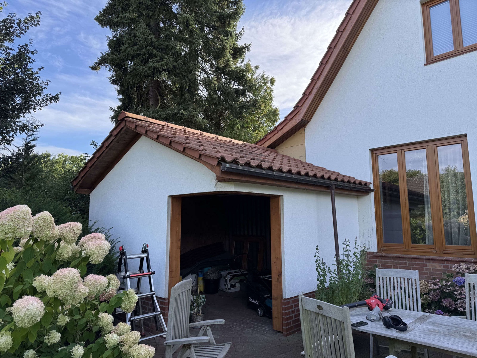 Schuppen mit Ziegeldach, gebaut im Stil des Wohnhauses