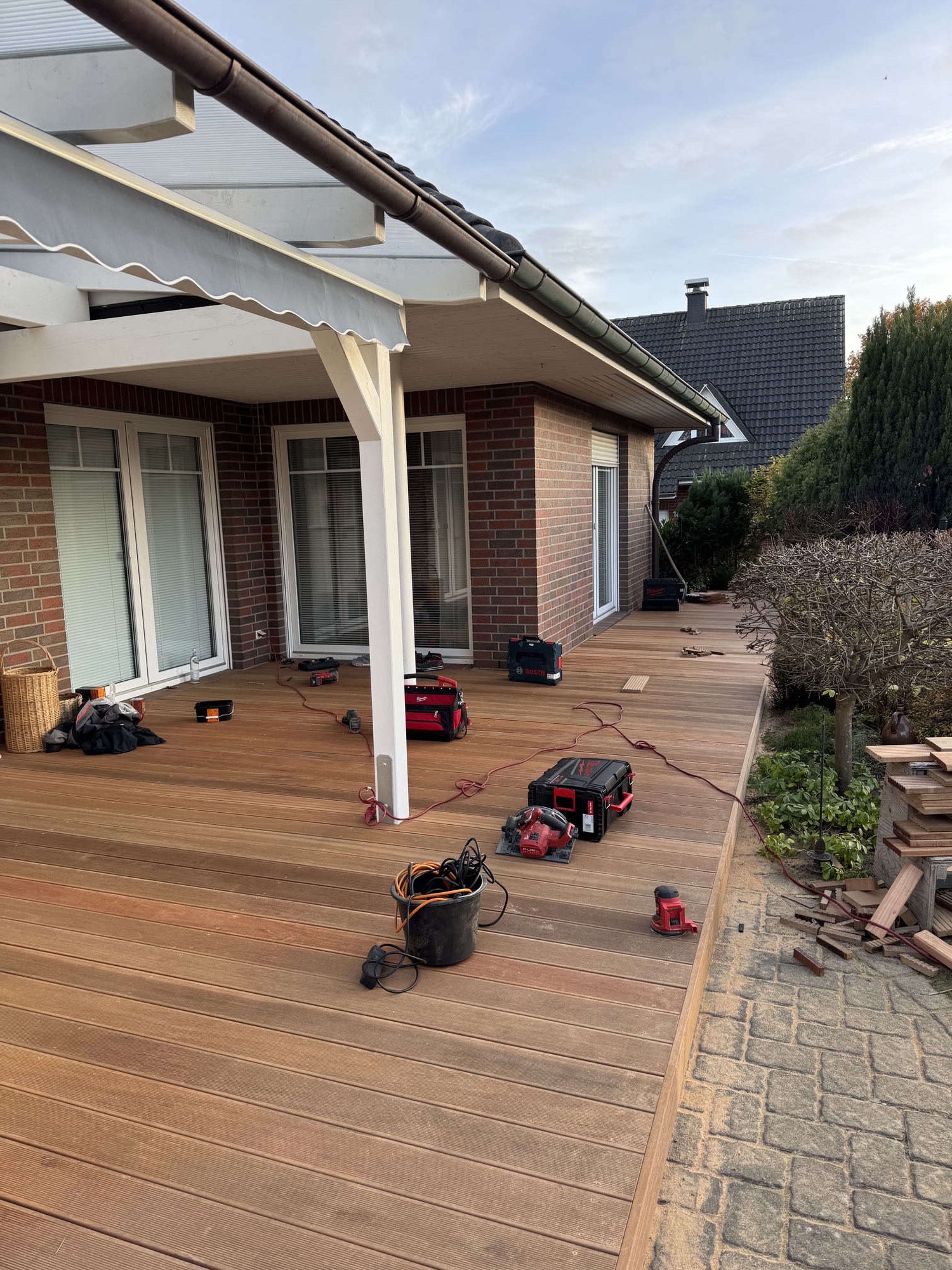 Neu verlegte Terrassendielen aus Bangkirai an einem Wohnhaus